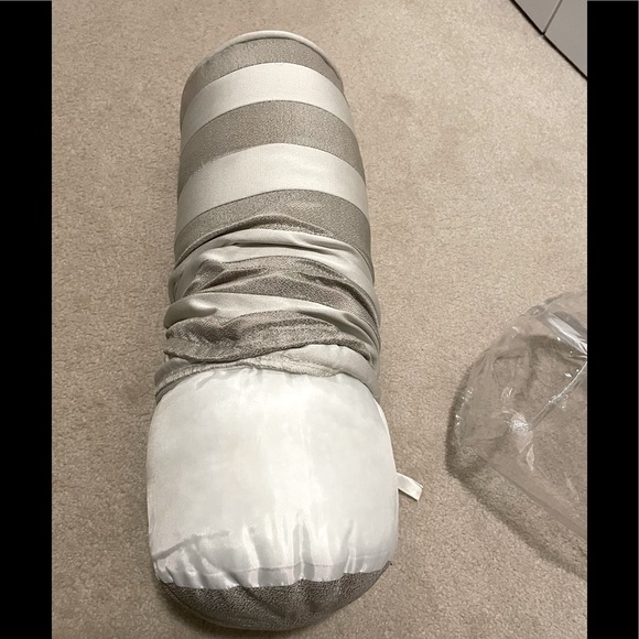 Pair of neck roll pillows - Picture 7 of 8